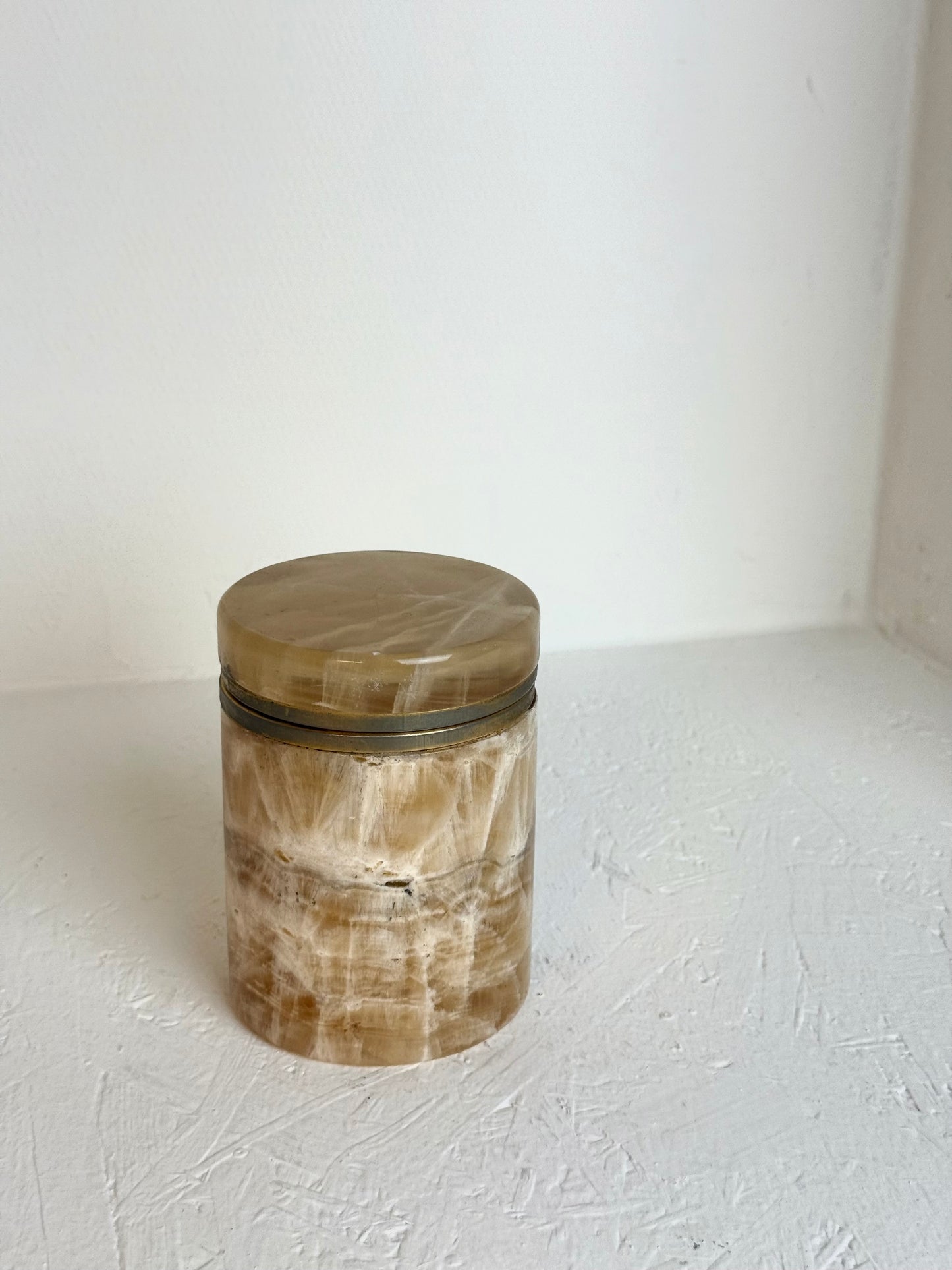 Vintage cilindervormig doos van beige onyx