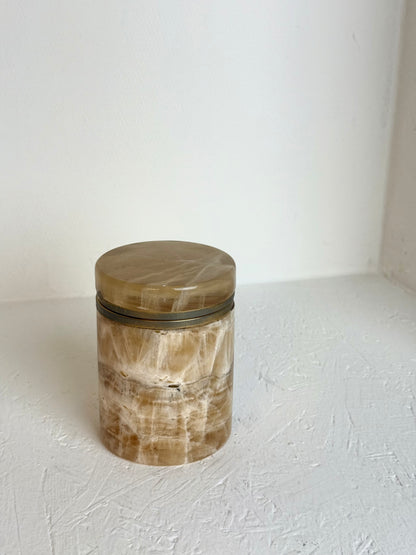 Vintage cilindervormig doos van beige onyx
