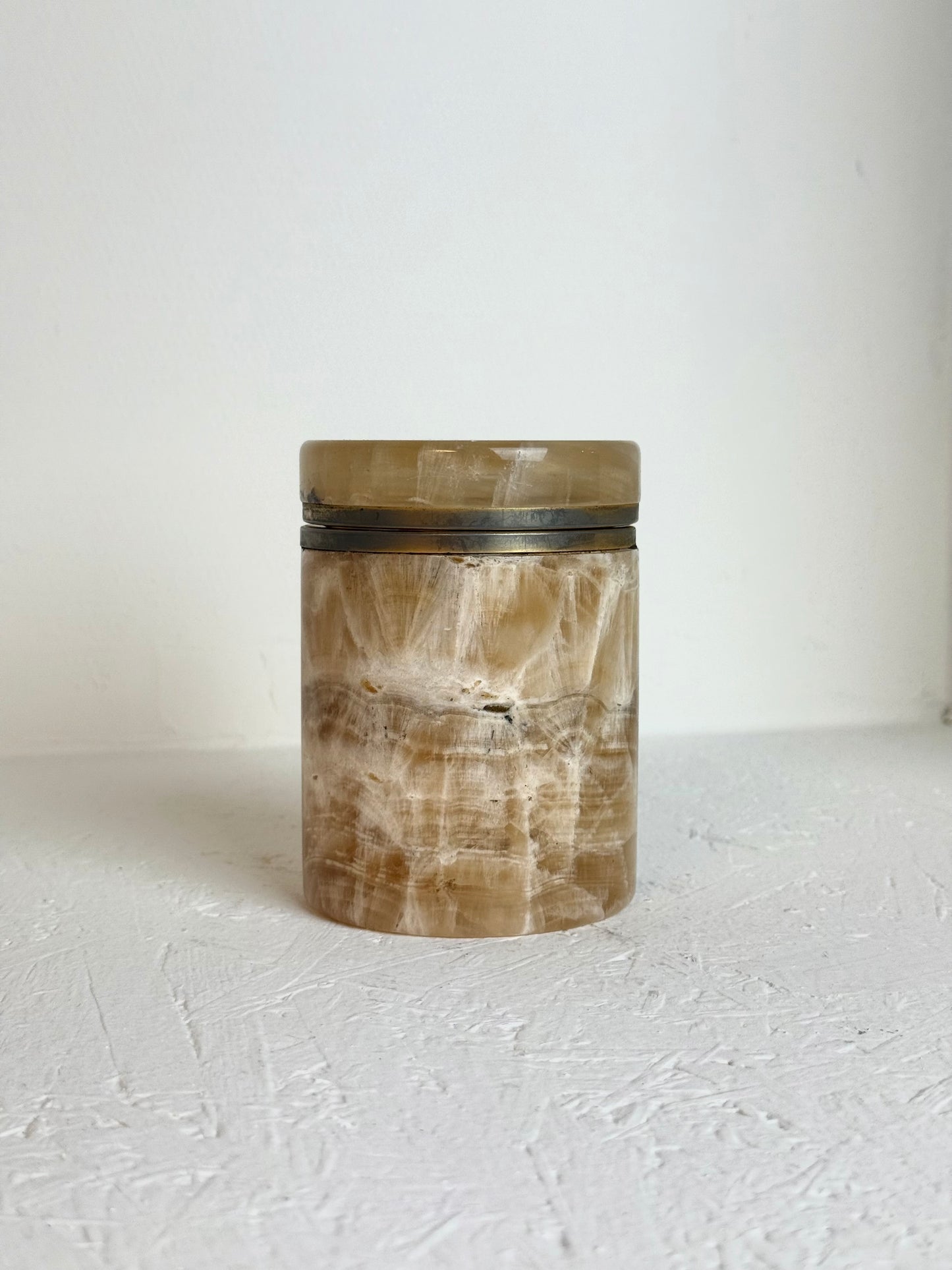 Vintage cilindervormig doos van beige onyx