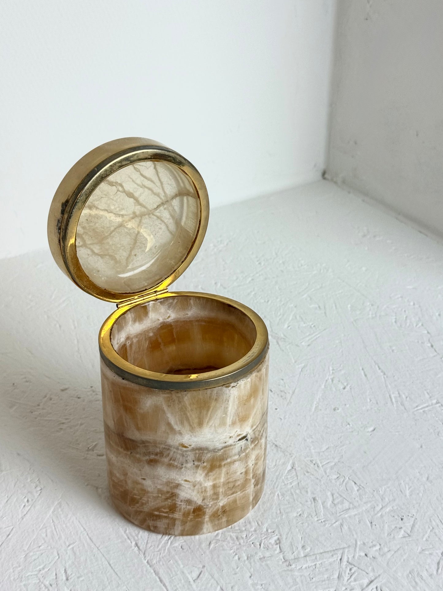 Vintage cilindervormig doos van beige onyx