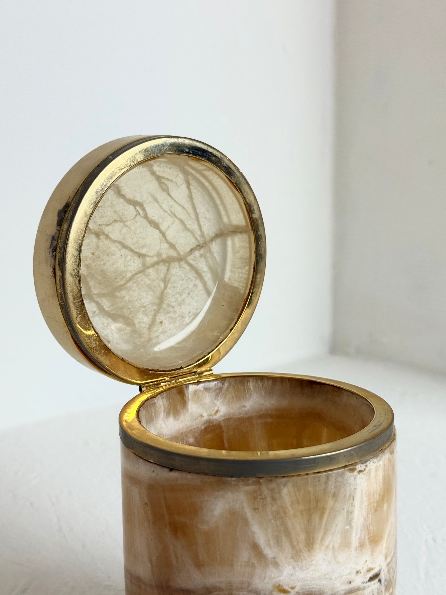 Vintage cilindervormig doos van beige onyx