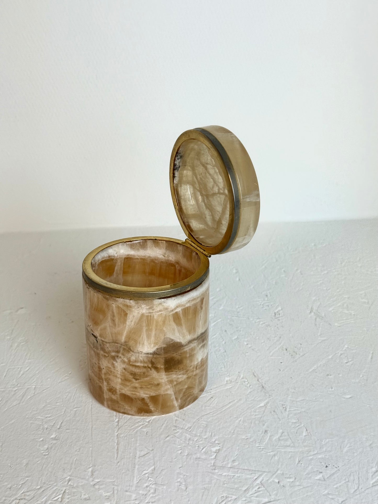 Vintage cilindervormig doos van beige onyx