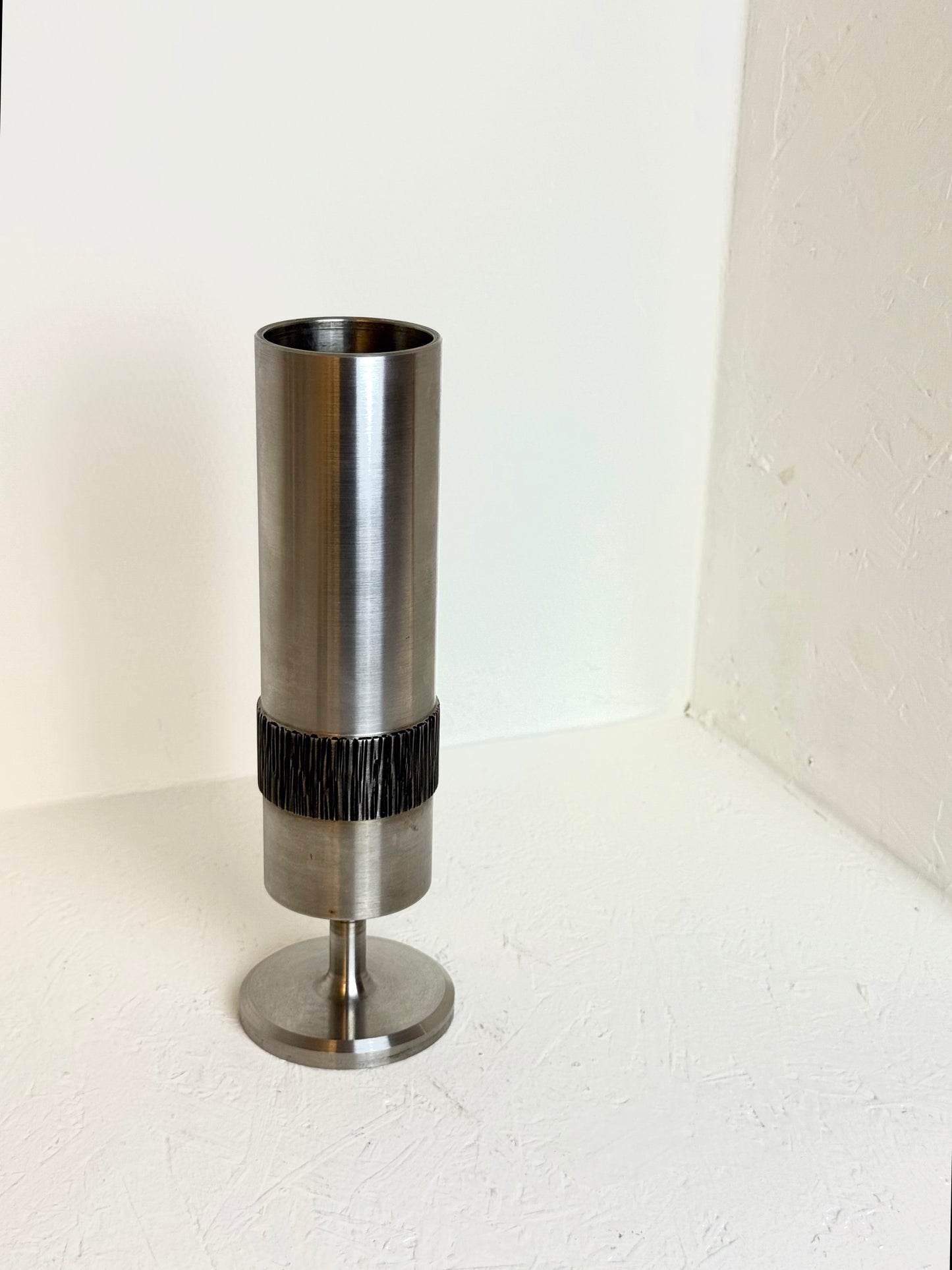 Metalen vintage brutalistische vaas op voet