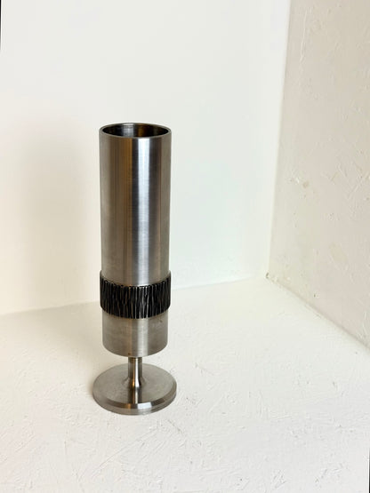 Metalen vintage brutalistische vaas op voet