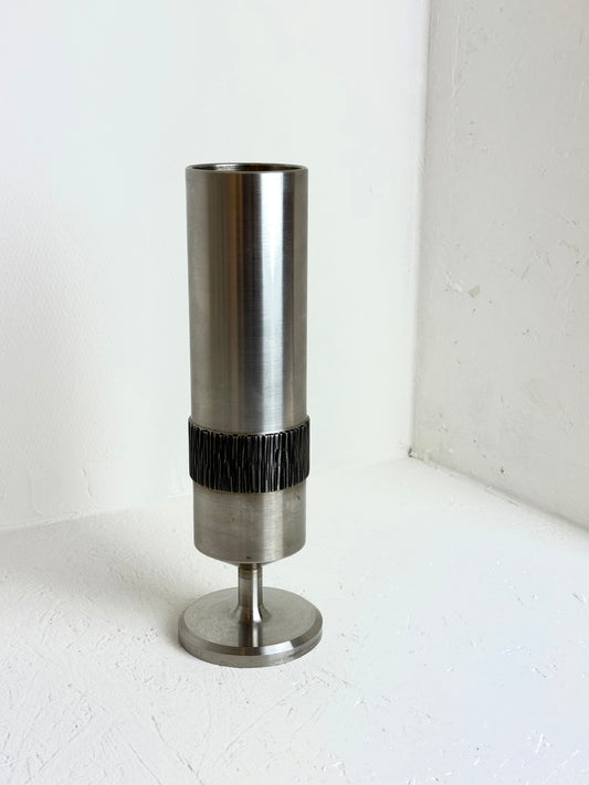 Metalen vintage brutalistische vaas op voet