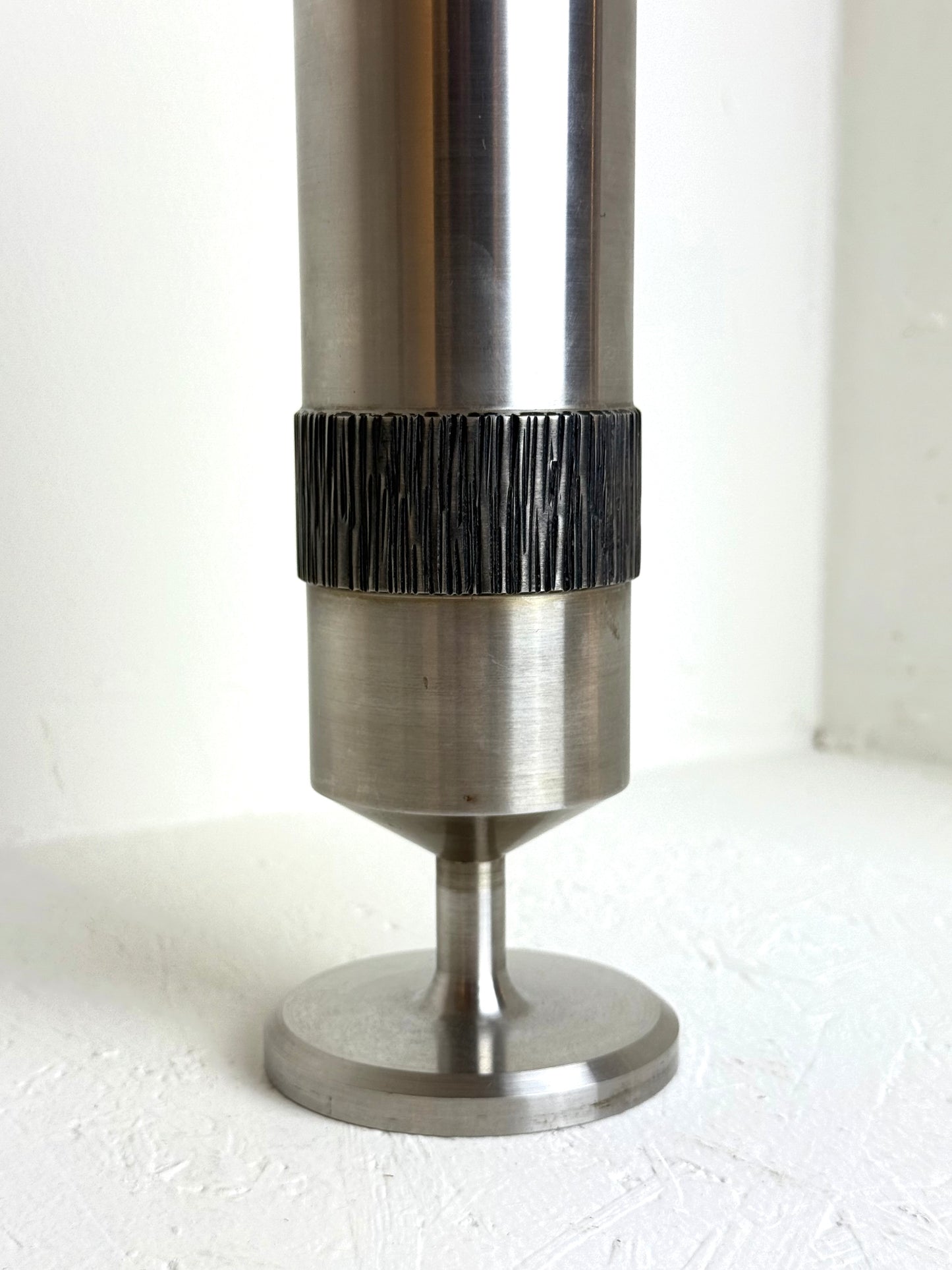 Metalen vintage brutalistische vaas op voet