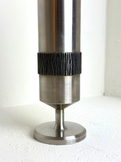 Metalen vintage brutalistische vaas op voet