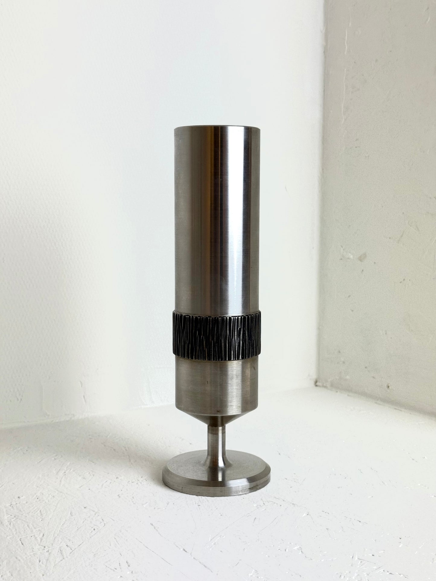 Metalen vintage brutalistische vaas op voet