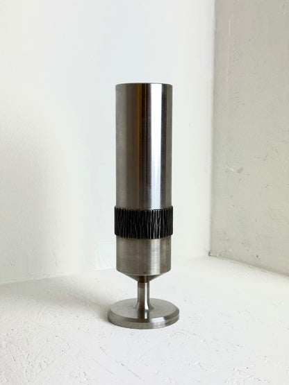 Metalen vintage brutalistische vaas op voet