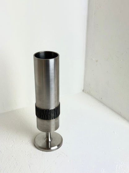 Metalen vintage brutalistische vaas op voet