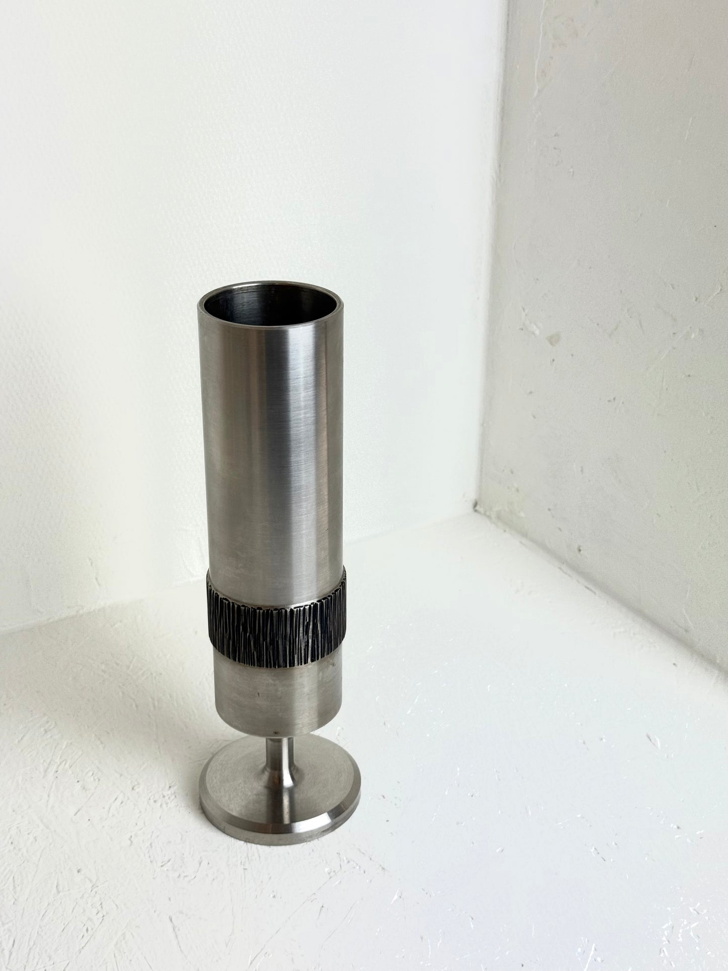 Metalen vintage brutalistische vaas op voet