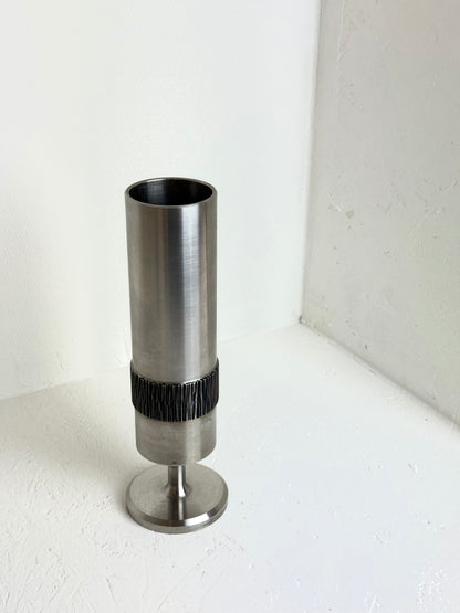 Metalen vintage brutalistische vaas op voet