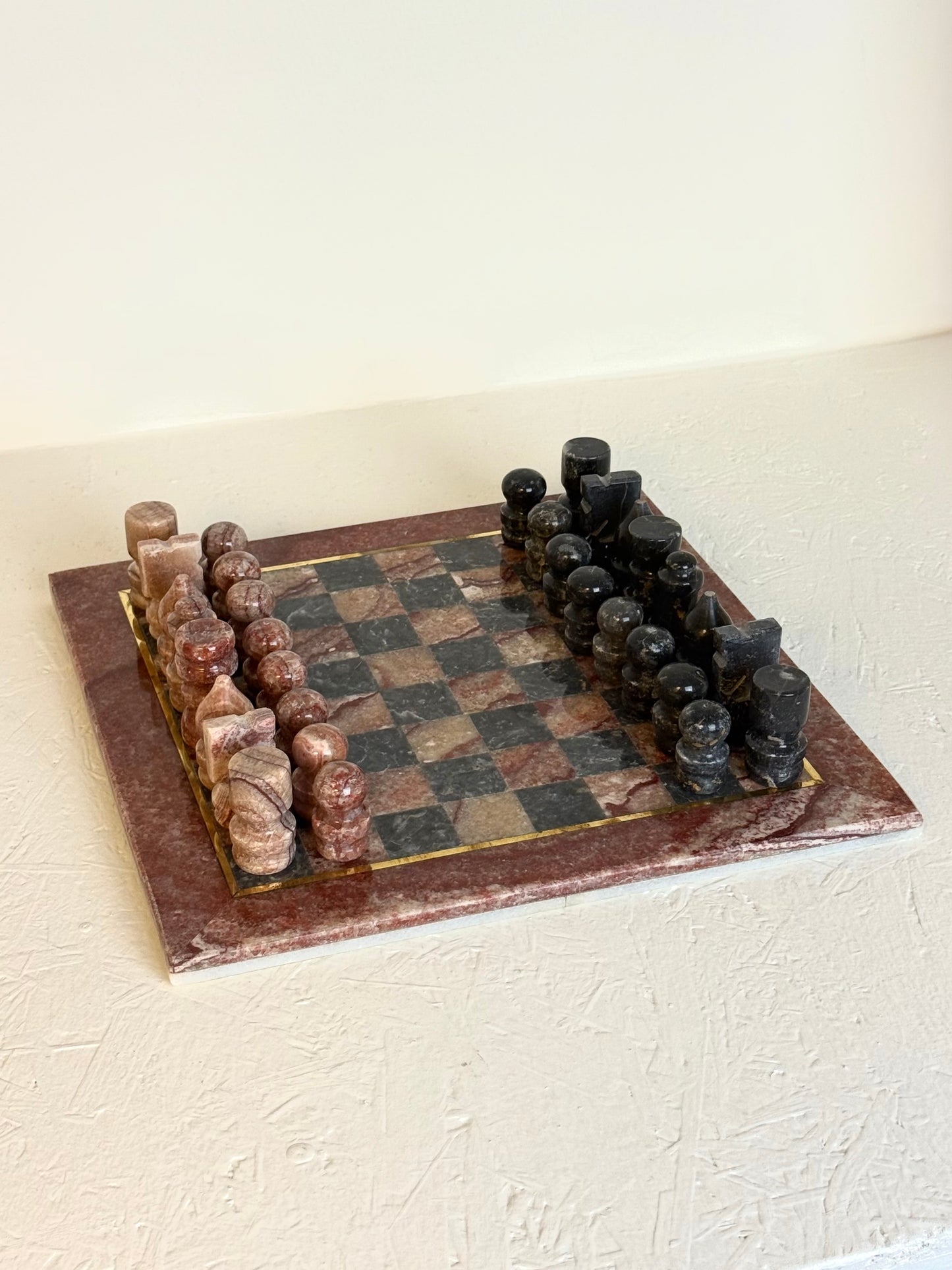 Vintage marmeren schaakbord in bordeaux rood en zwart-grijs