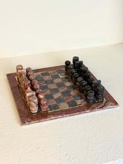 Vintage marmeren schaakbord in bordeaux rood en zwart-grijs