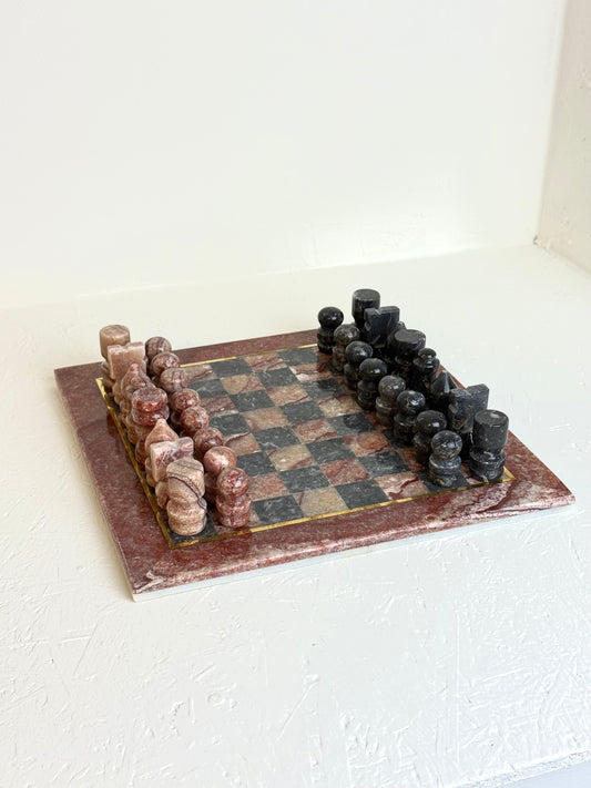 Vintage marmeren schaakbord in bordeaux rood en zwart-grijs