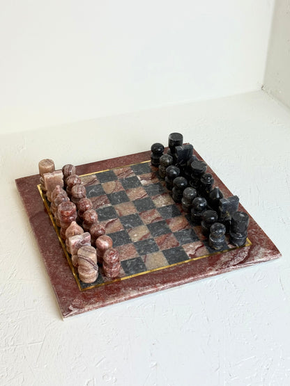 Vintage marmeren schaakbord in bordeaux rood en zwart-grijs