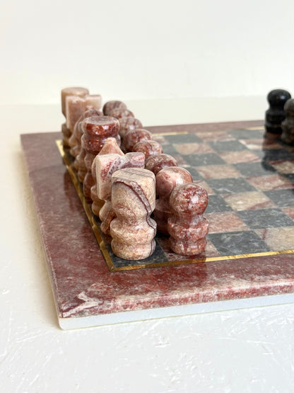 Vintage marmeren schaakbord in bordeaux rood en zwart-grijs