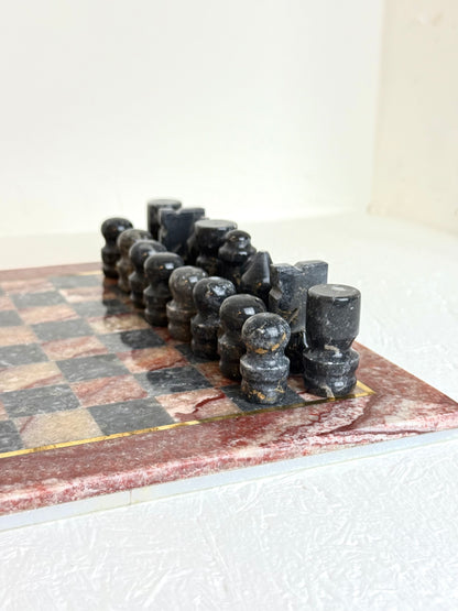 Vintage marmeren schaakbord in bordeaux rood en zwart-grijs