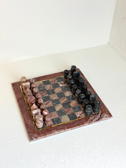 Vintage marmeren schaakbord in bordeaux rood en zwart-grijs
