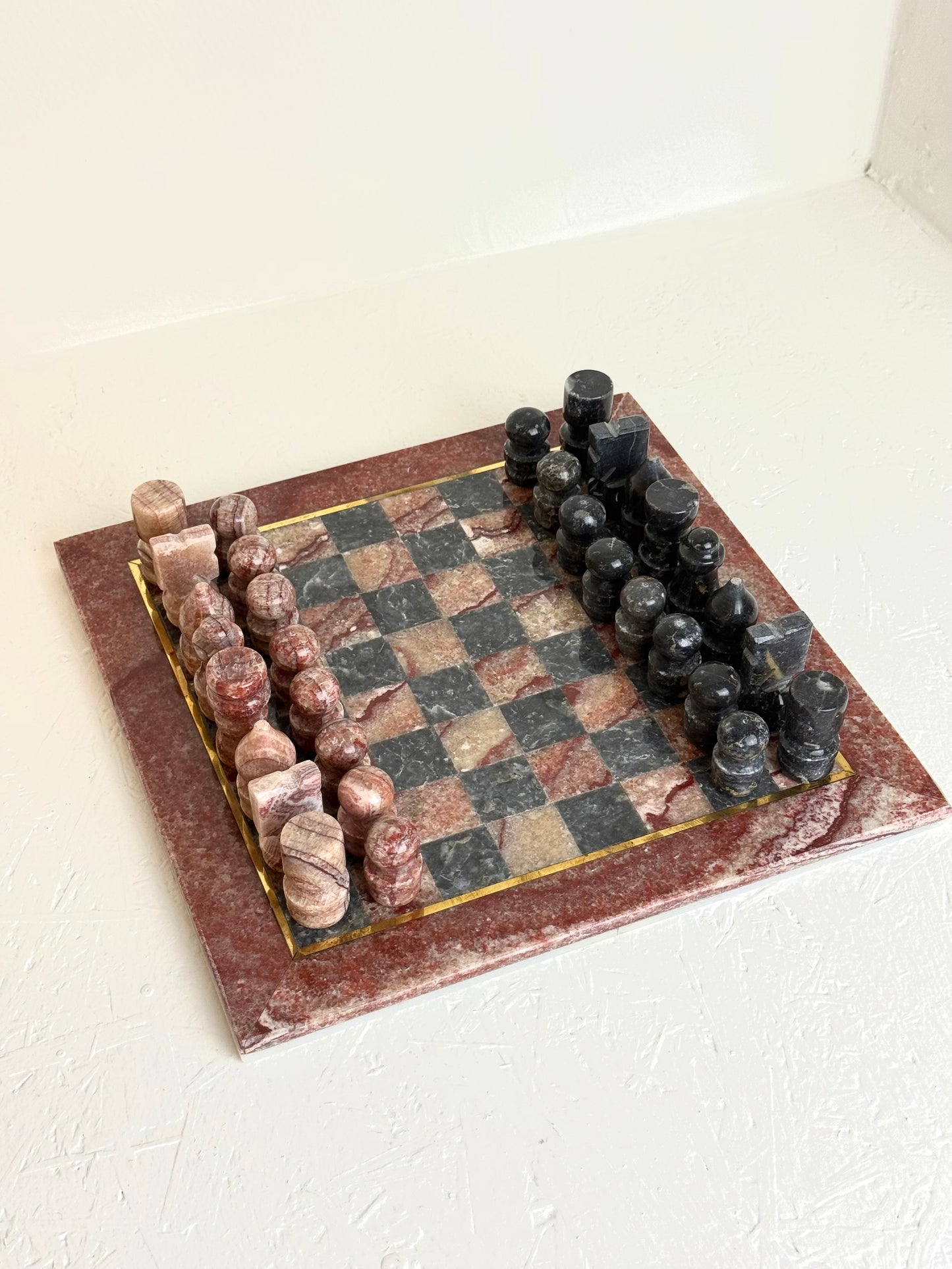 Vintage marmeren schaakbord in bordeaux rood en zwart-grijs