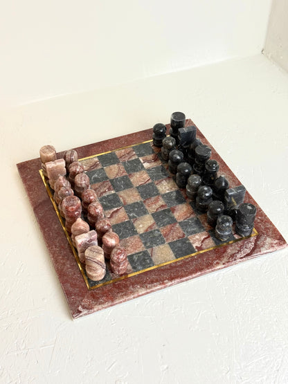 Vintage marmeren schaakbord in bordeaux rood en zwart-grijs