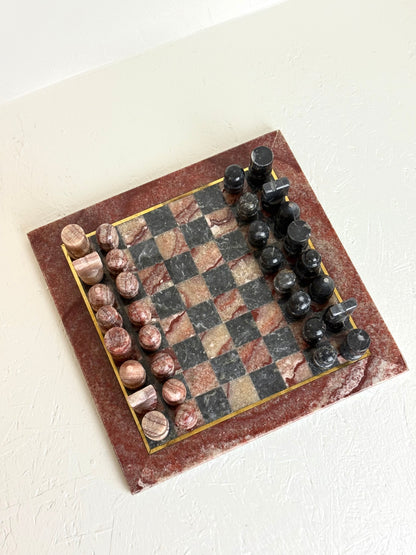 Vintage marmeren schaakbord in bordeaux rood en zwart-grijs