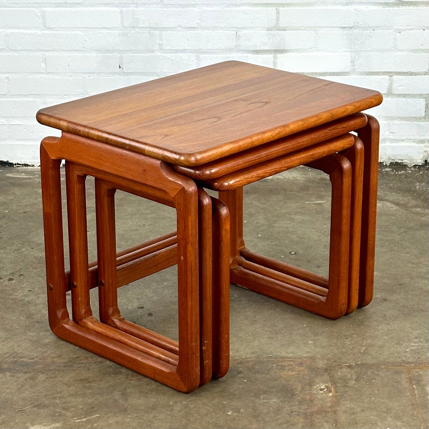 Deens design set teak nesttafels