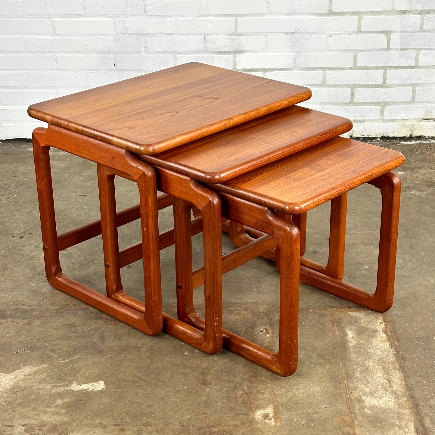 Deens design set teak nesttafels