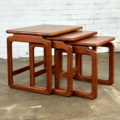 Deens design set teak nesttafels