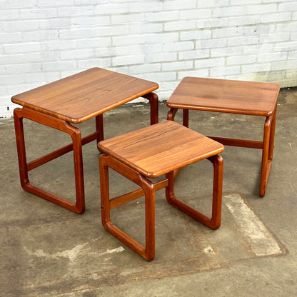 Deens design set teak nesttafels