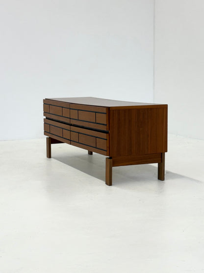 Italiaans laag houten dressoir met grafische zwarte lijnen