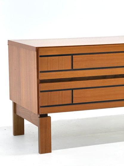 Italiaans laag houten dressoir met grafische zwarte lijnen