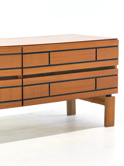 Italiaans laag houten dressoir met grafische zwarte lijnen