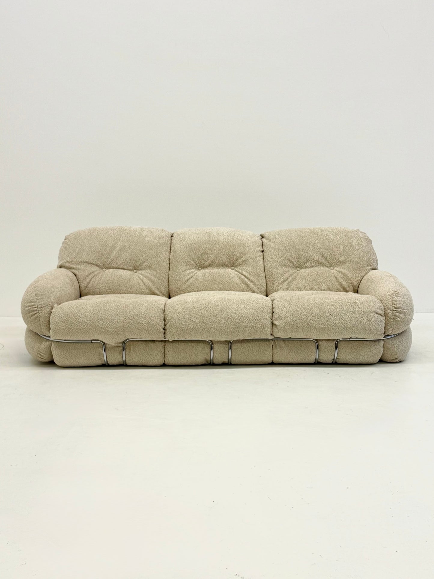 Crème bouclé Okay 3-zits bank door Adriano Piazzesi