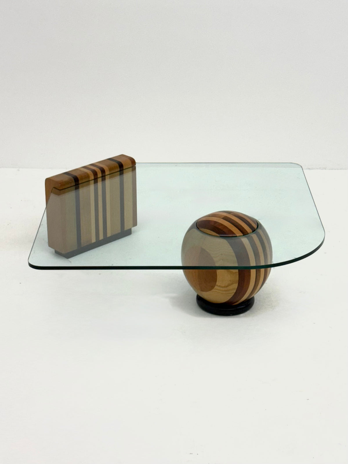 Sculpturale Italiaanse salontafel met geometrisch houten onderstel