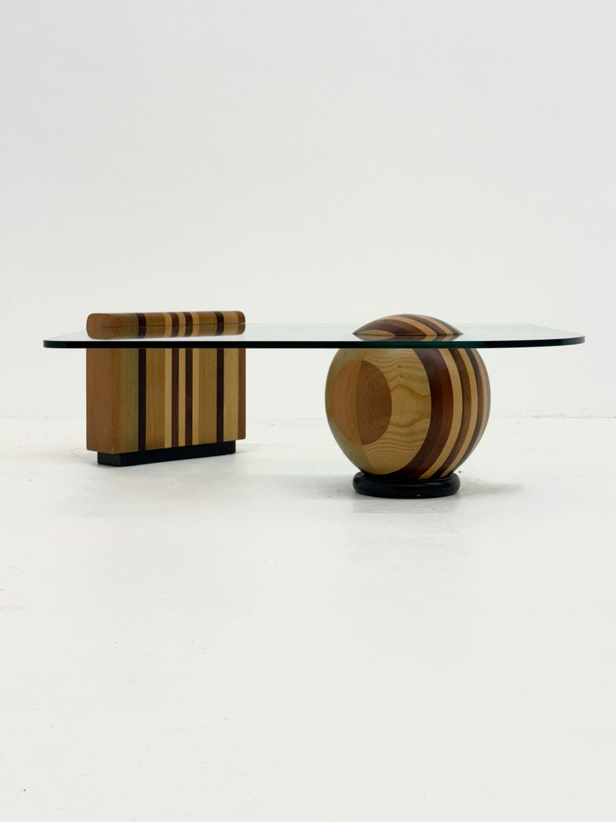 Sculpturale Italiaanse salontafel met geometrisch houten onderstel