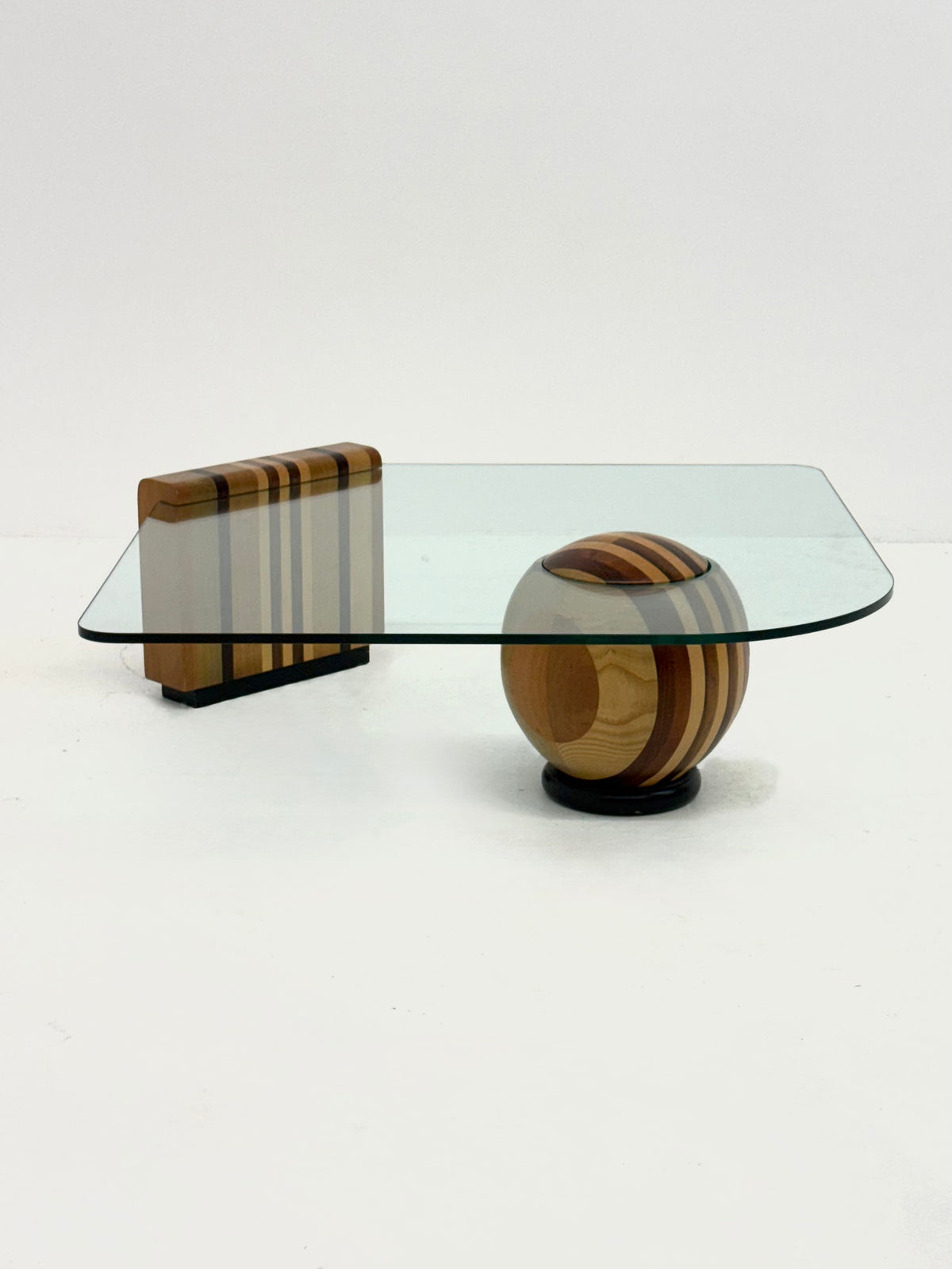 Sculpturale Italiaanse salontafel met geometrisch houten onderstel