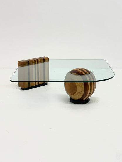 Sculpturale Italiaanse salontafel met geometrisch houten onderstel