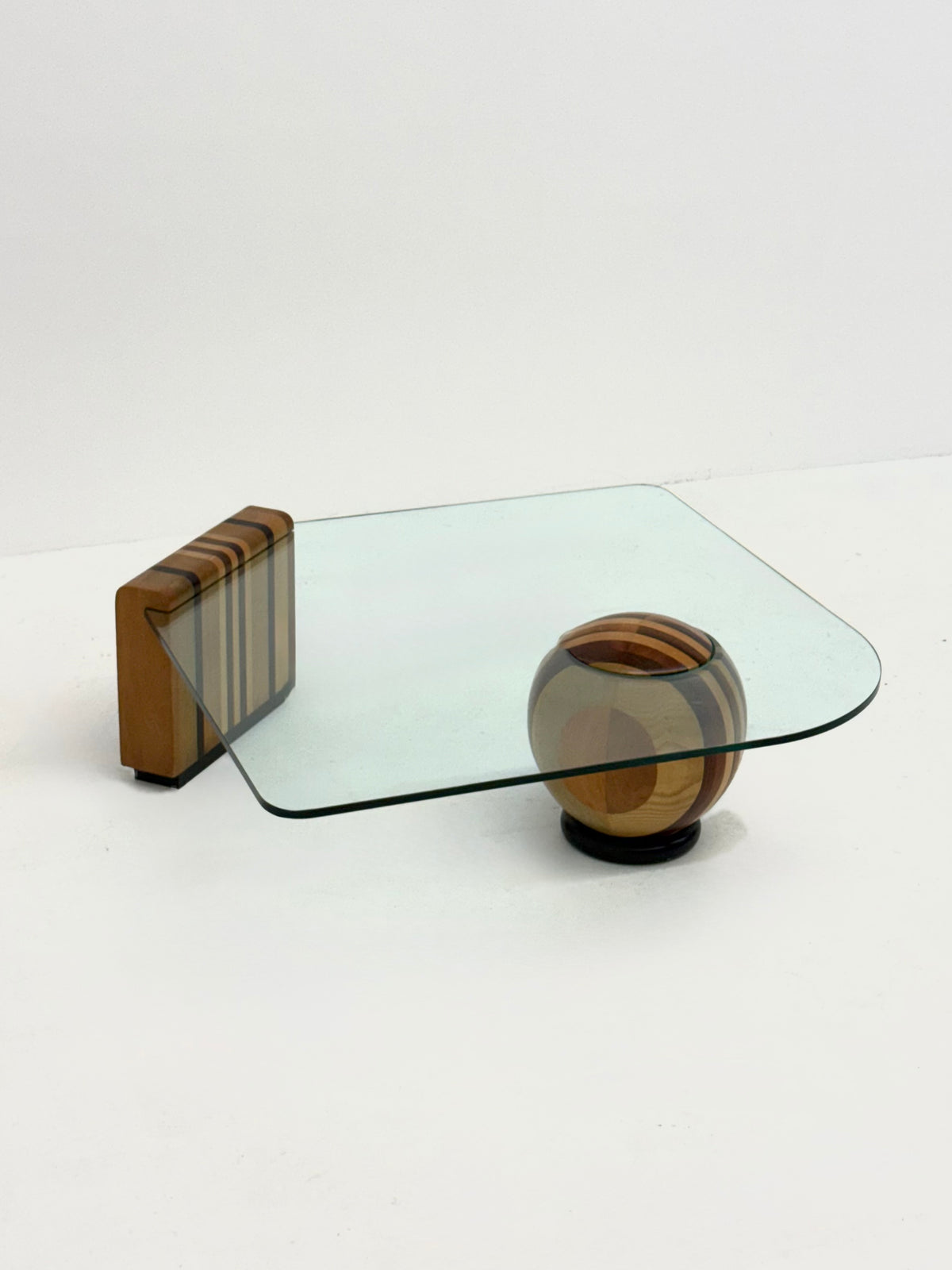 Sculpturale Italiaanse salontafel met geometrisch houten onderstel
