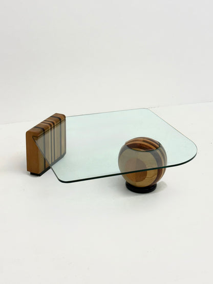 Sculpturale Italiaanse salontafel met geometrisch houten onderstel