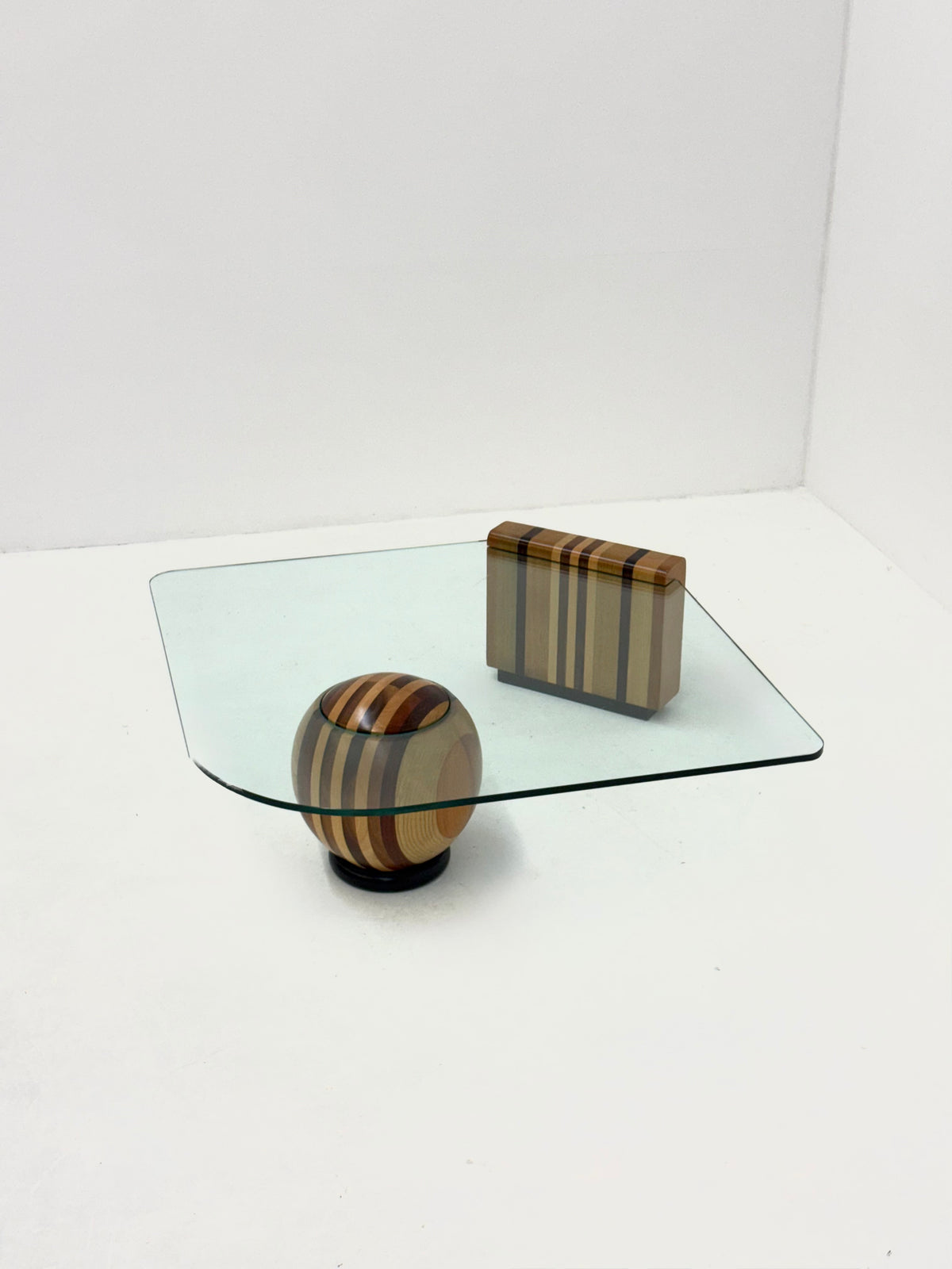 Sculpturale Italiaanse salontafel met geometrisch houten onderstel