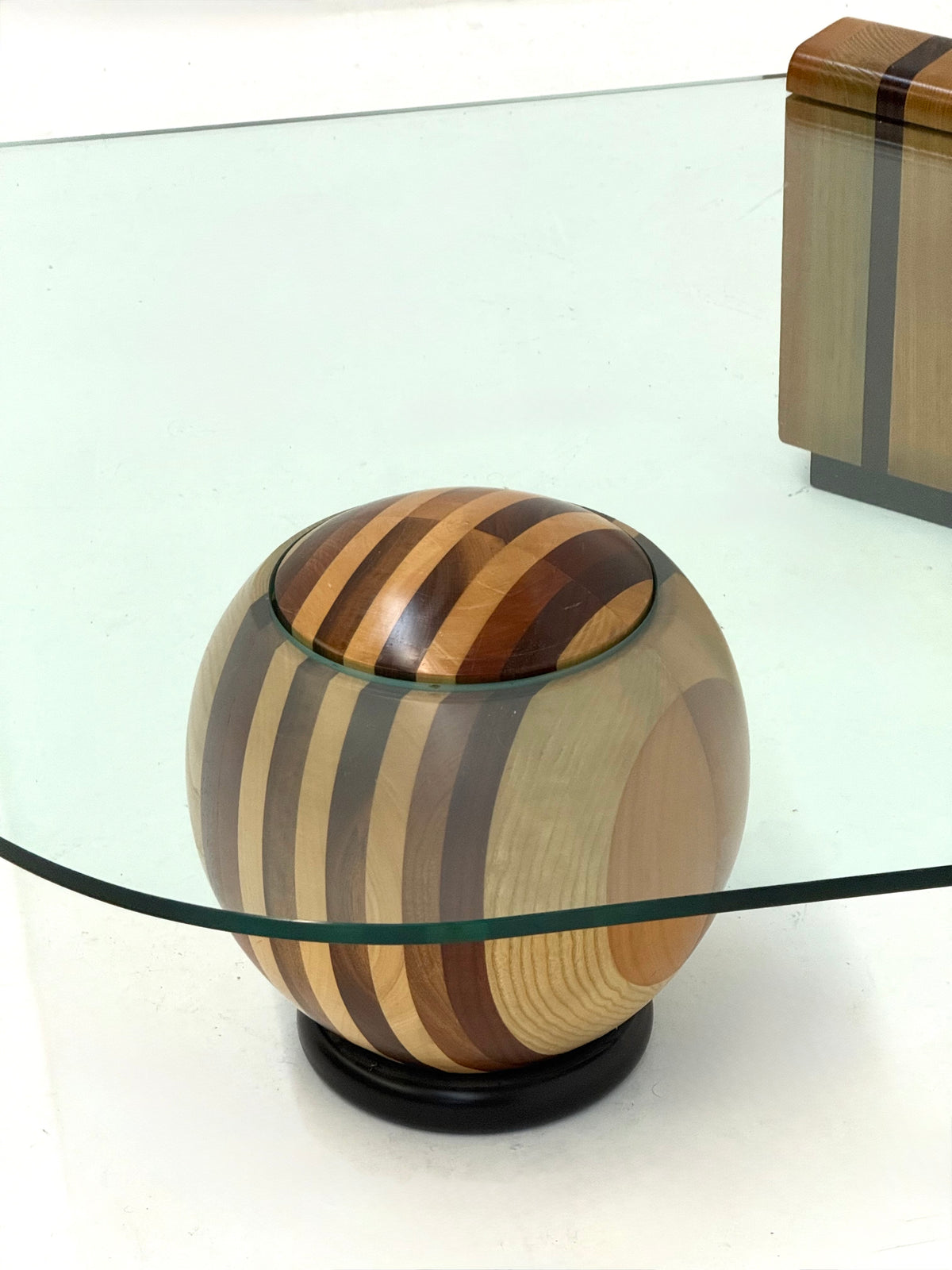 Sculpturale Italiaanse salontafel met geometrisch houten onderstel