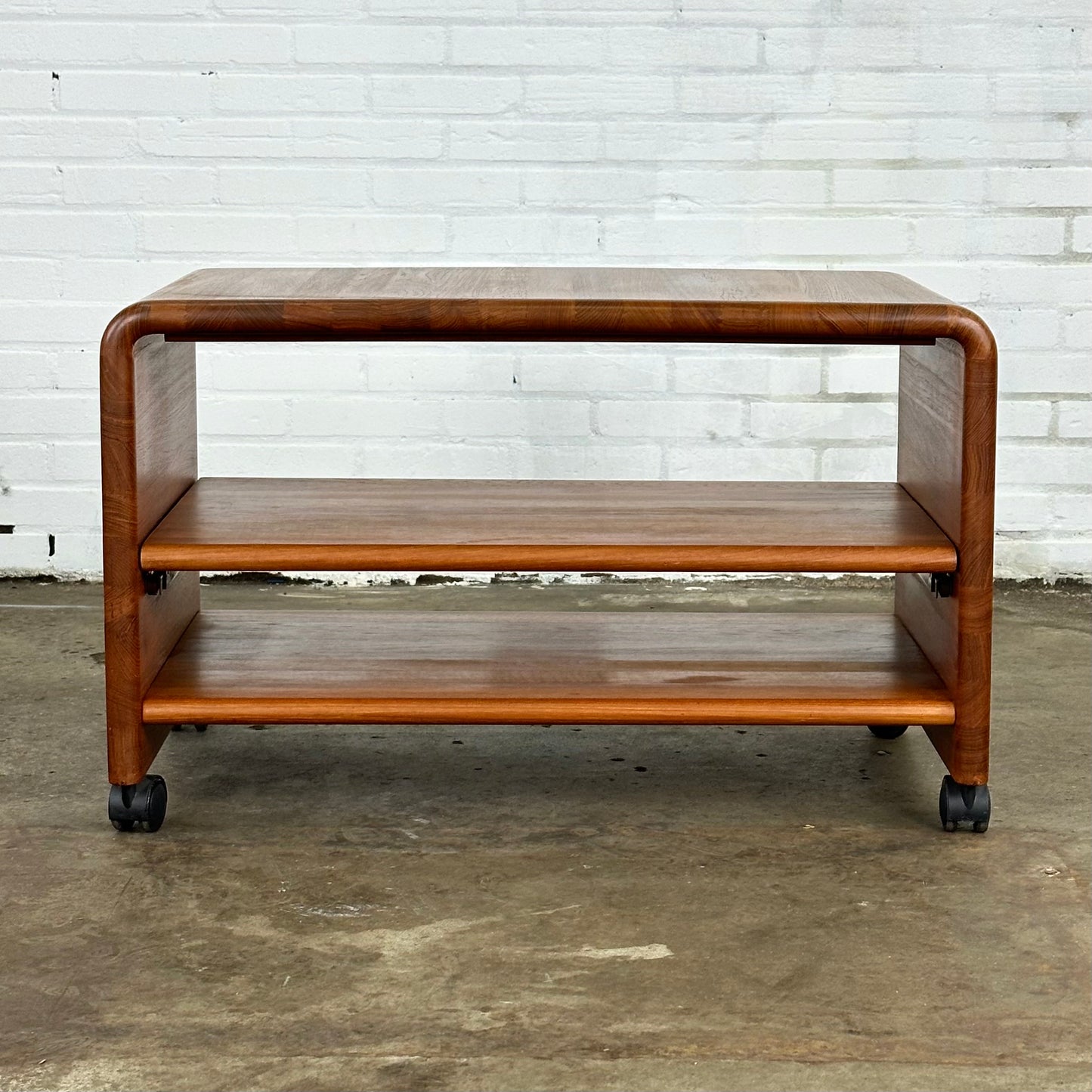 Vintage tv / radio meubel / trolley in teak van Mikael Laursen