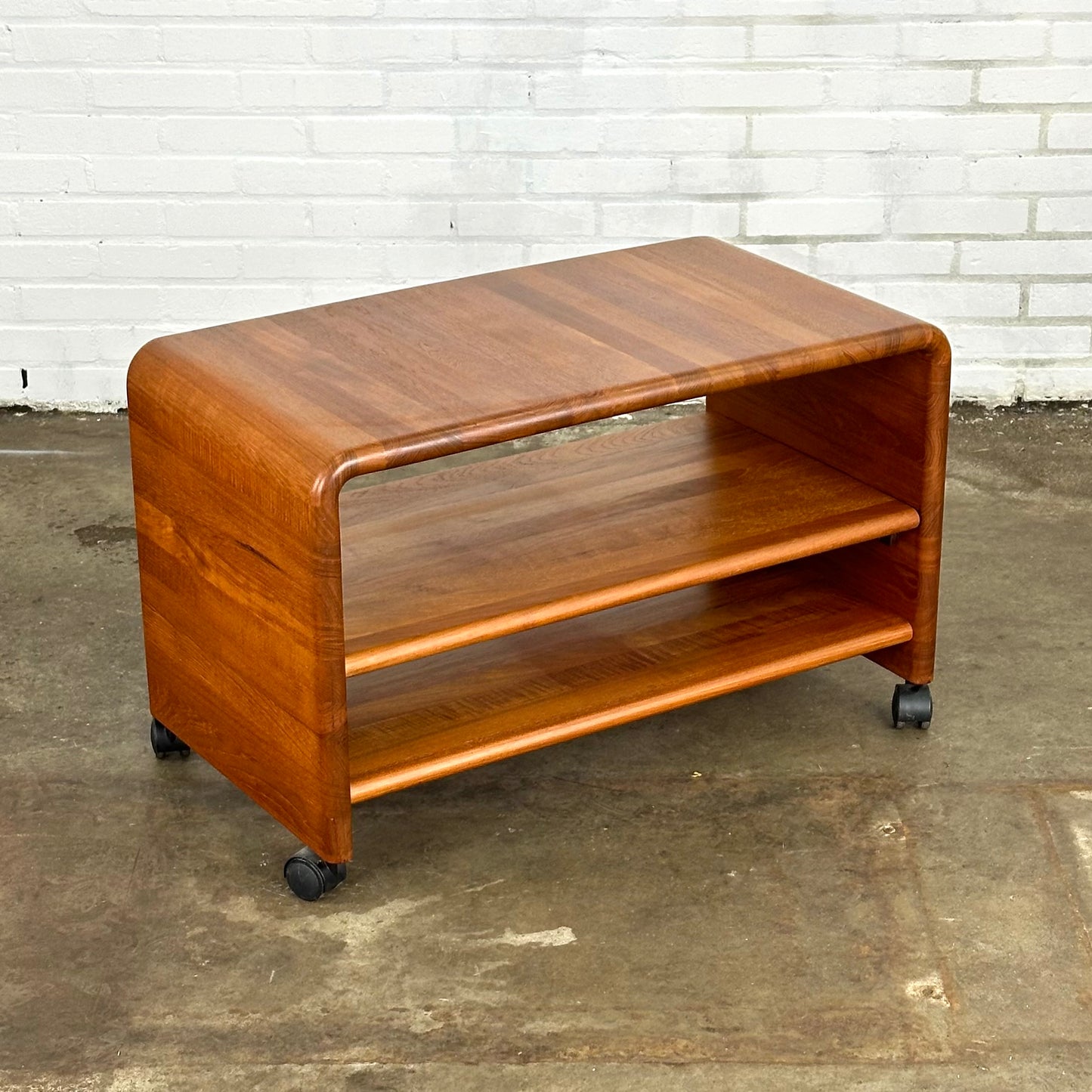 Vintage tv / radio meubel / trolley in teak van Mikael Laursen