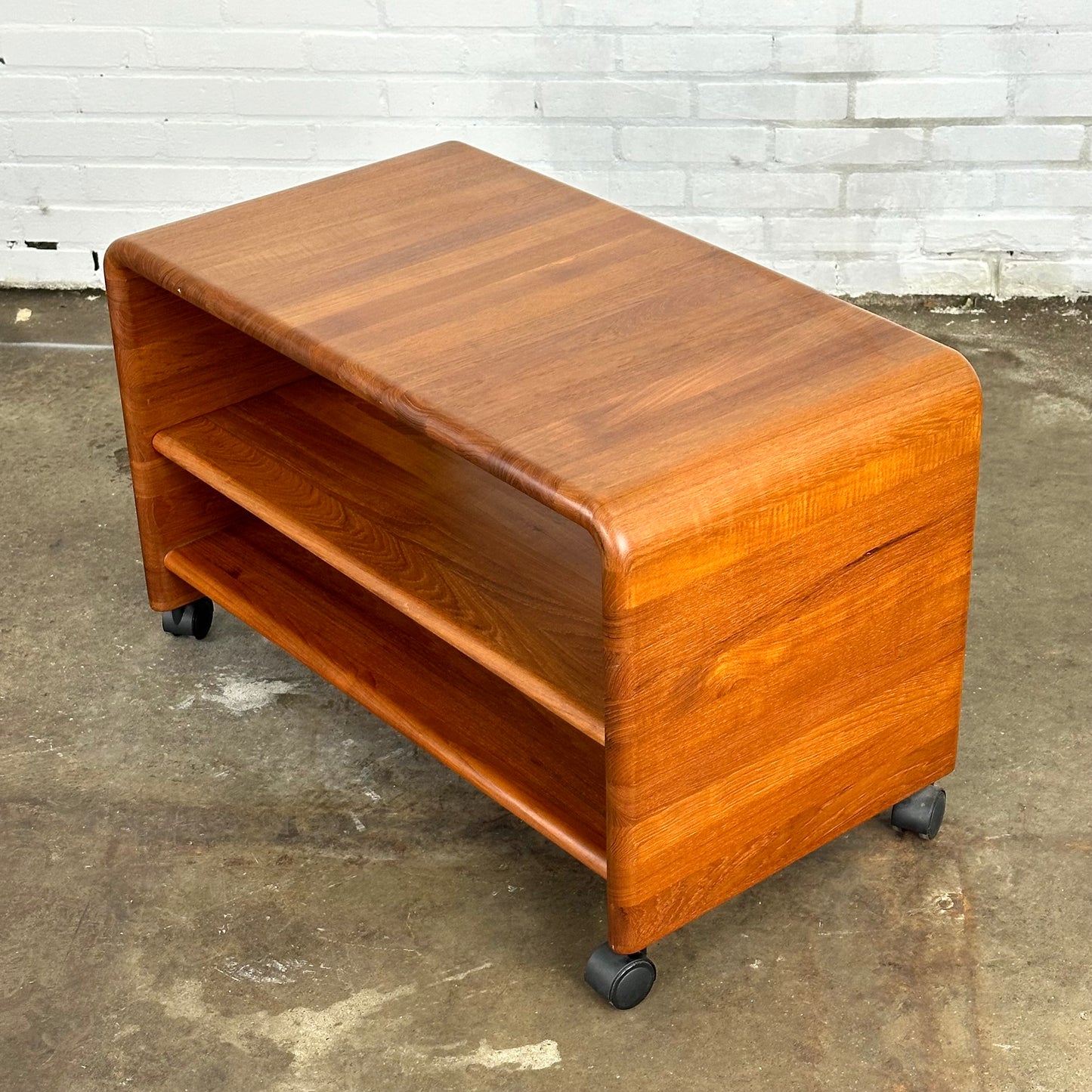 Vintage tv / radio meubel / trolley in teak van Mikael Laursen