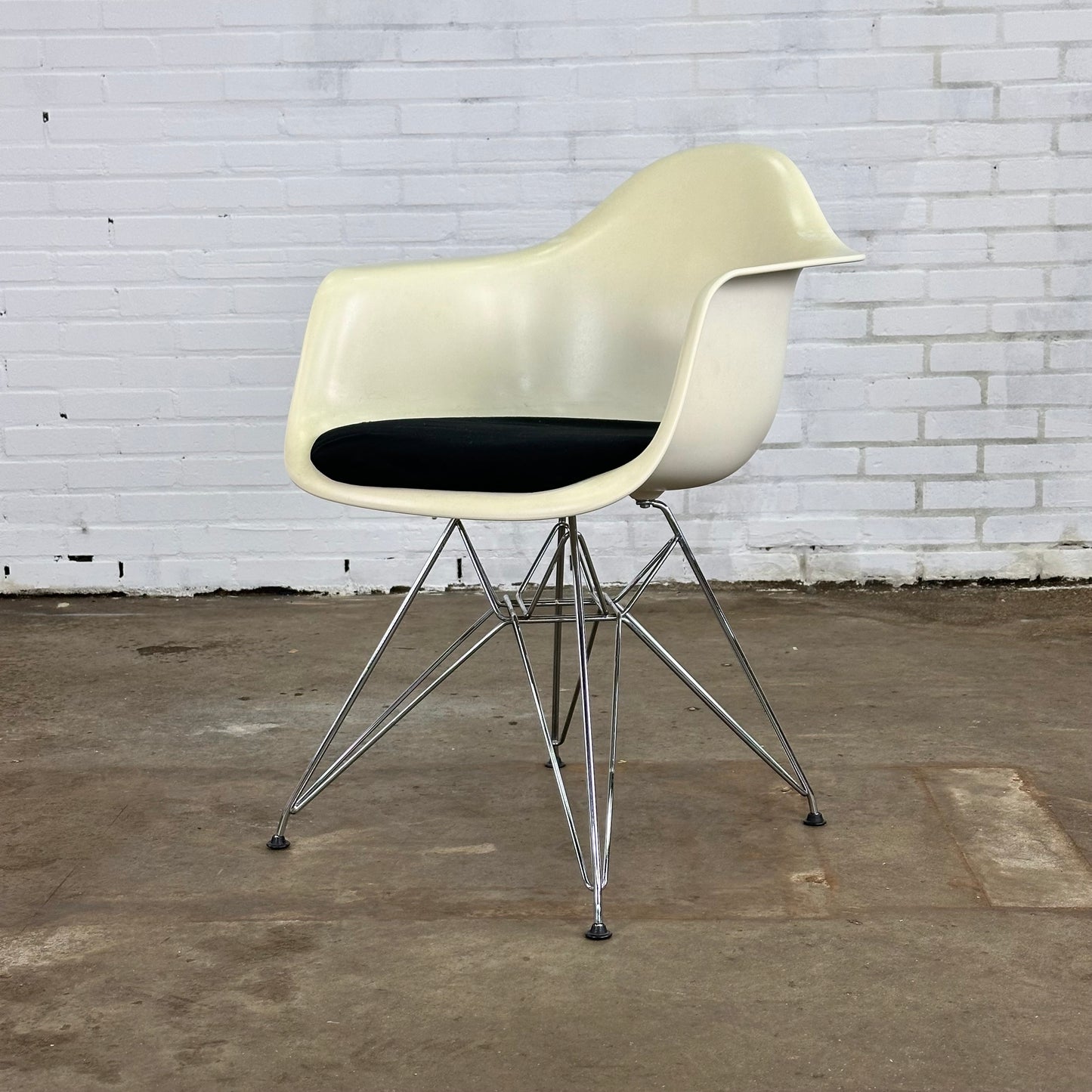 DAR kuip stoel van Vitra door Eames