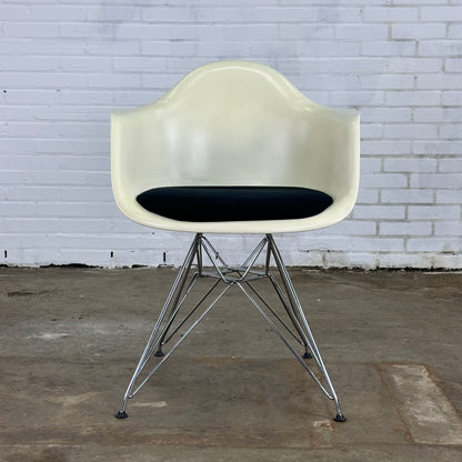 DAR kuip stoel van Vitra door Eames