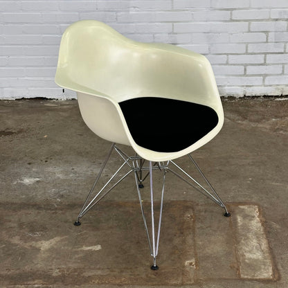 DAR kuip stoel van Vitra door Eames