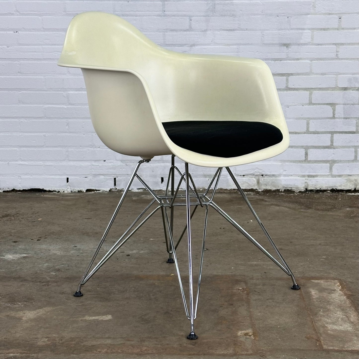 DAR kuip stoel van Vitra door Eames