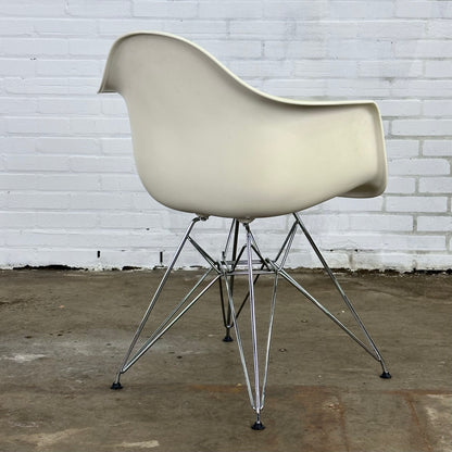 DAR kuip stoel van Vitra door Eames